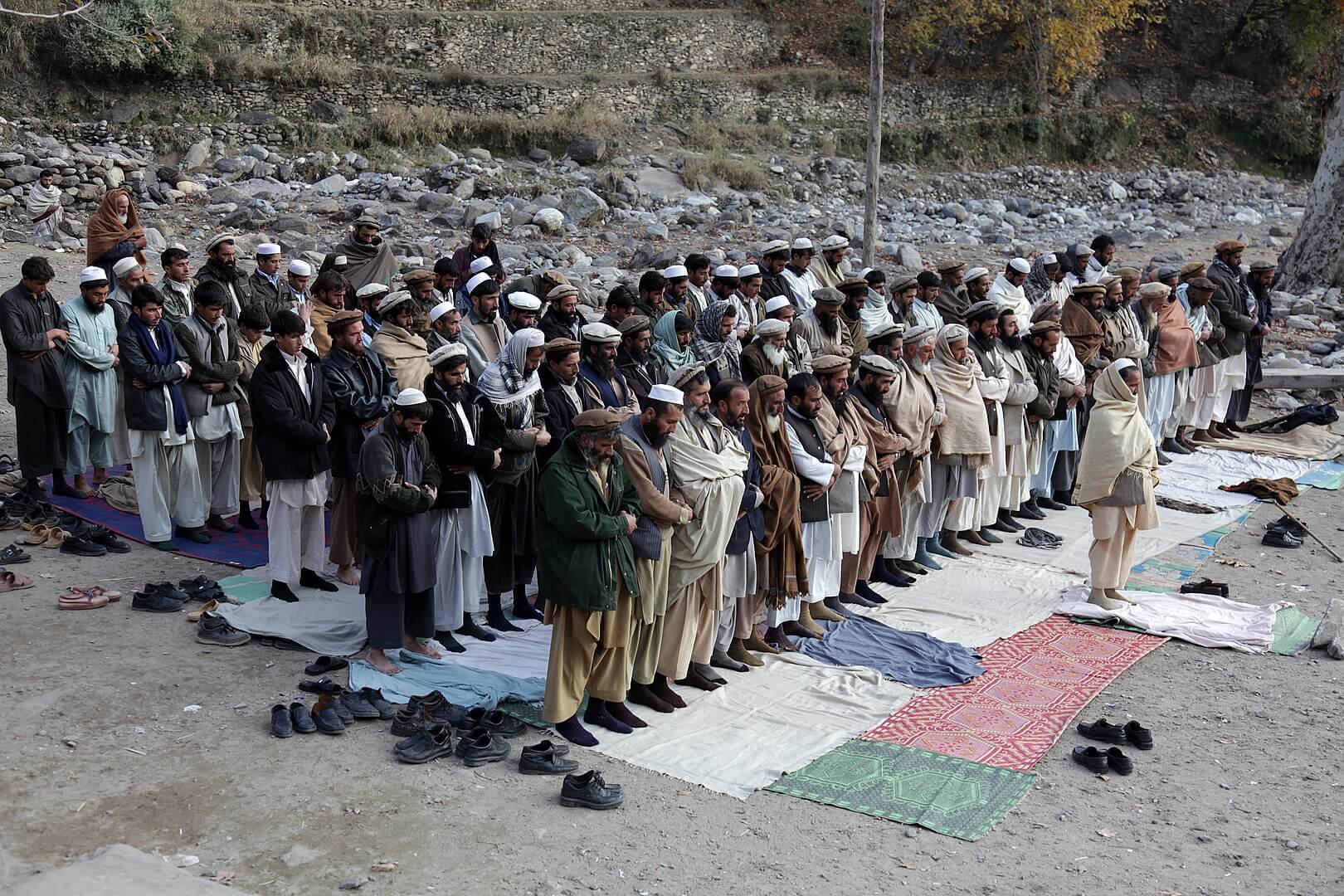 1620px-Afghan_men_praying_in_Kunar-2009.jpg
