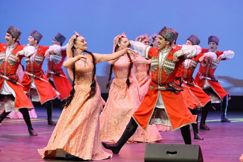 Азербайджанский хореографический ансамбль с народными танцами.jpg