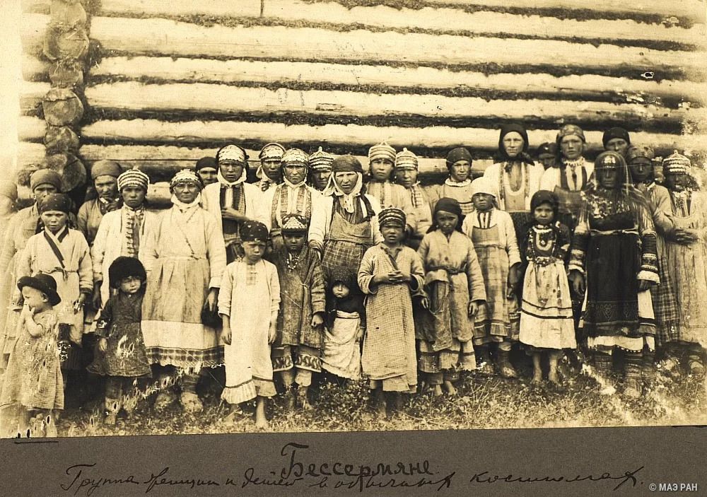 Besermyane.-Gruppa-zhenschin-i-detey-v-povsednevnyh-kostyumah-nachalo-xx-veka-Ivan-Konstantinovich-Zelenov-MAE-RAN-Kurstkamera-Sankt-Peterburg-Rossiya.jpg