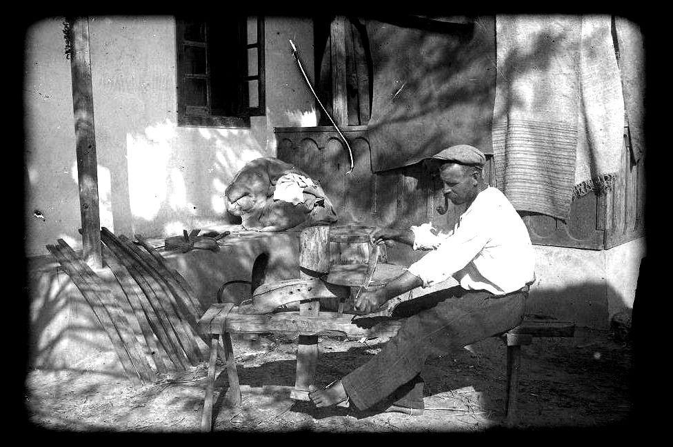 Бондарное производство. Молдаване. Молдова, Дубоссарский р-он, Гояны село (Молдавская АССР), август 1929 г.jpg
