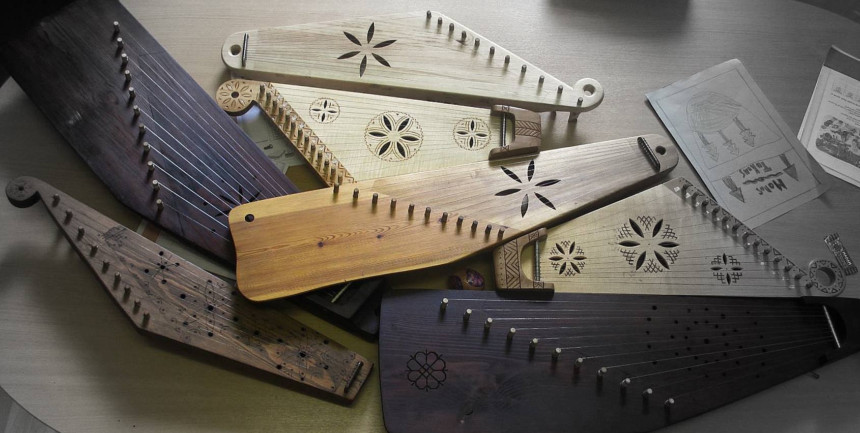 Кокле - традиционный латышский народный струнный щипковый музыкальный инструмент.jpg