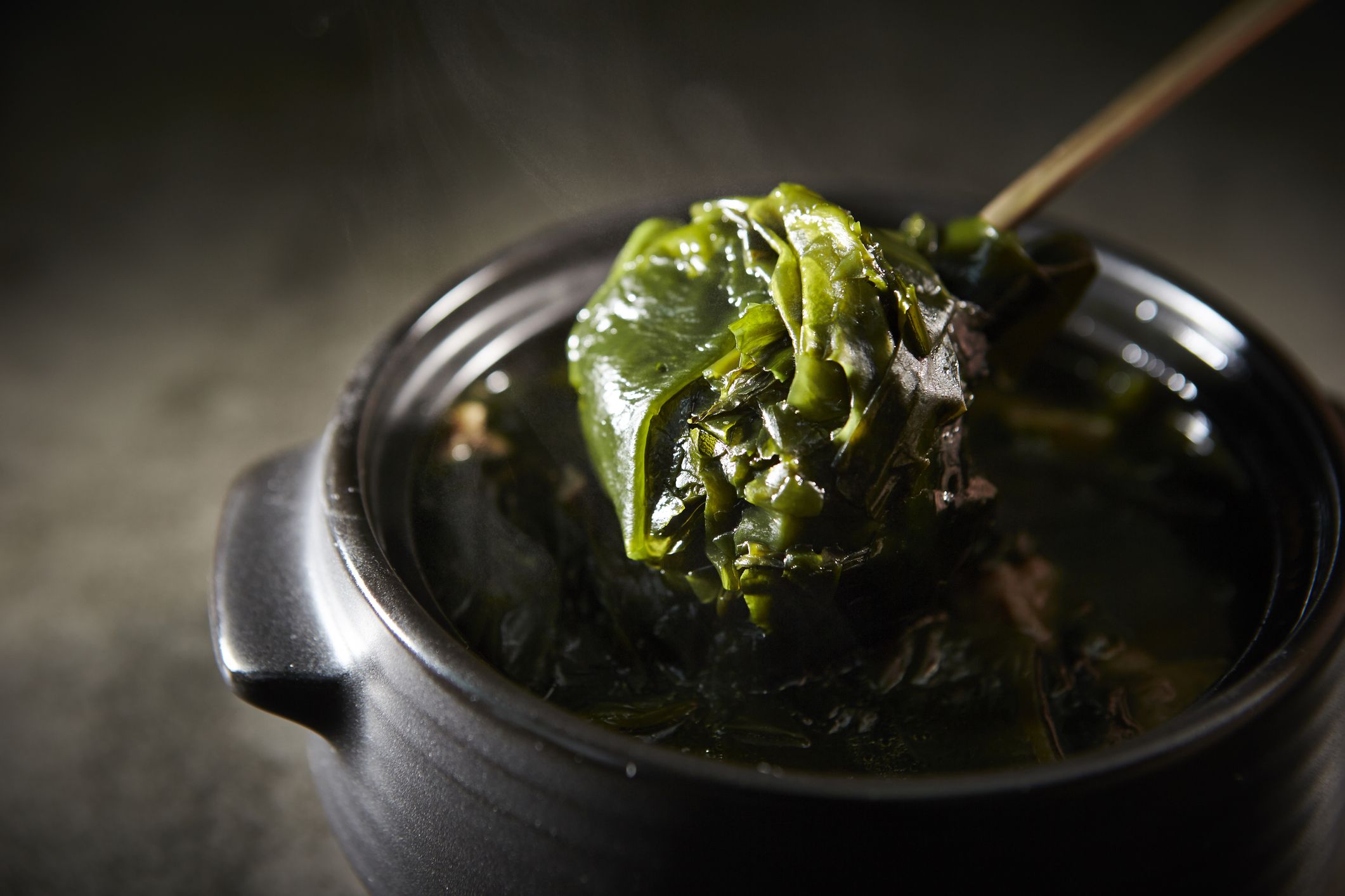 Корейский черный суп с водорослями.jpg