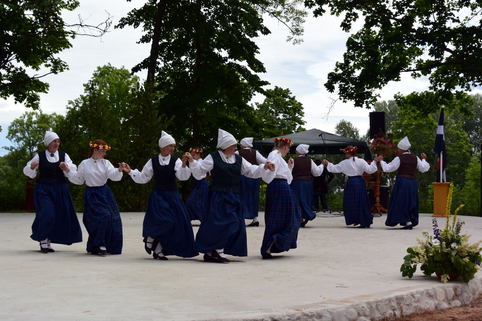 Латгальский народный танец.jpg
