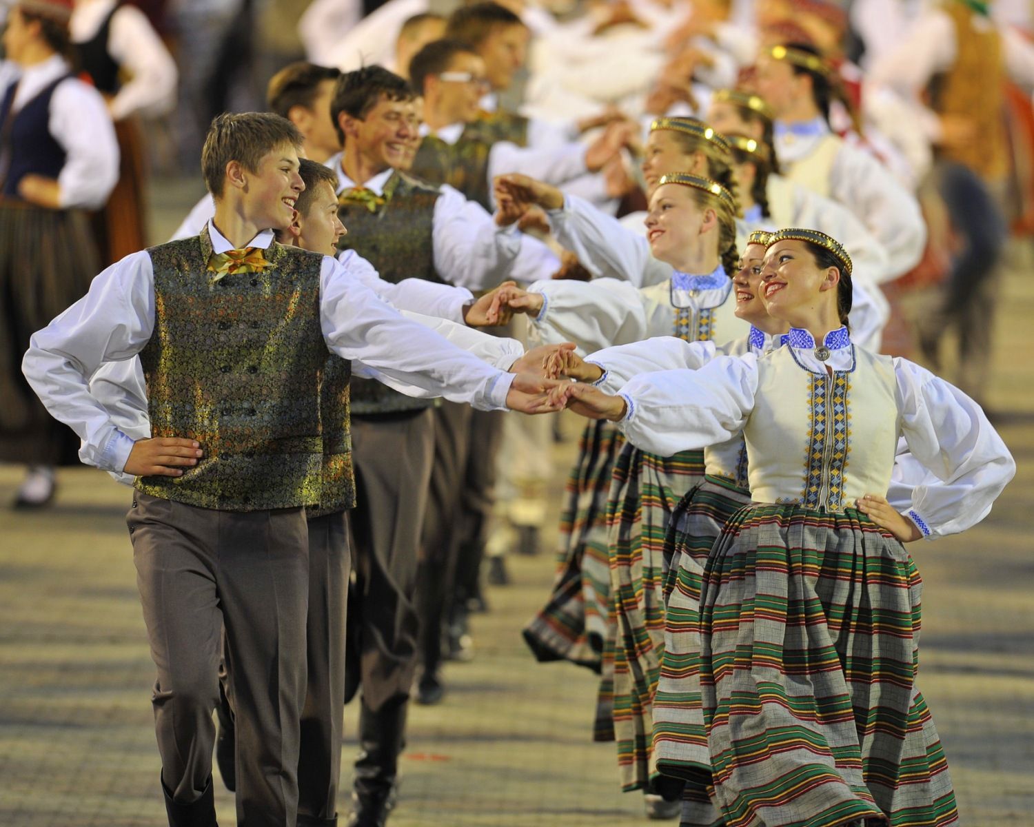 Латышский фольклорный парный танец.jpg