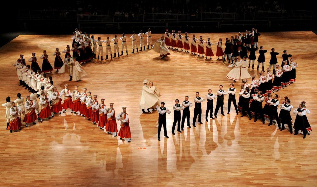 Латышский фольклорный танец 2.jpg