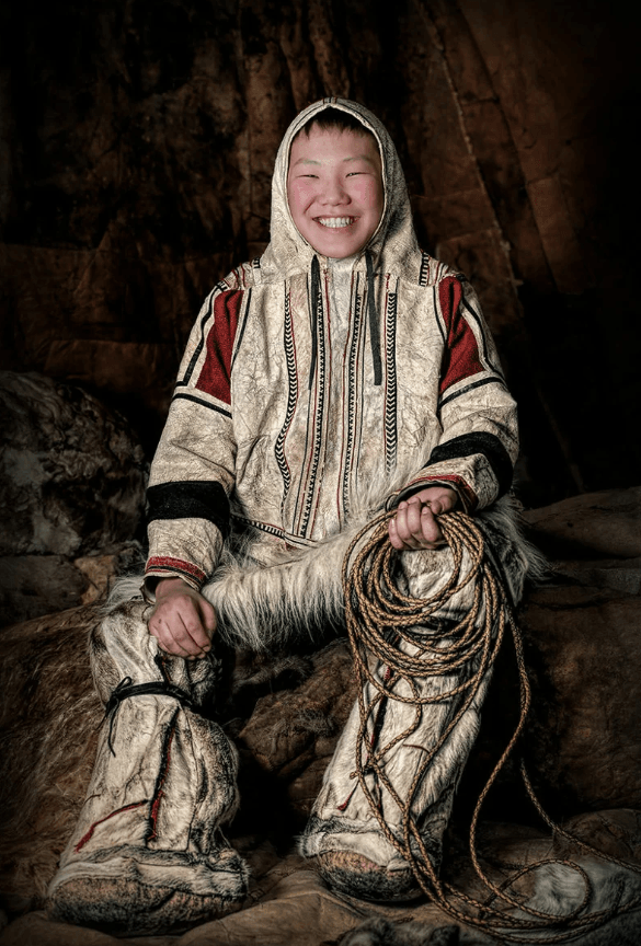 Местный мальчик, 15-летний Веня, одетый в аутентичную традиционную одежду.png