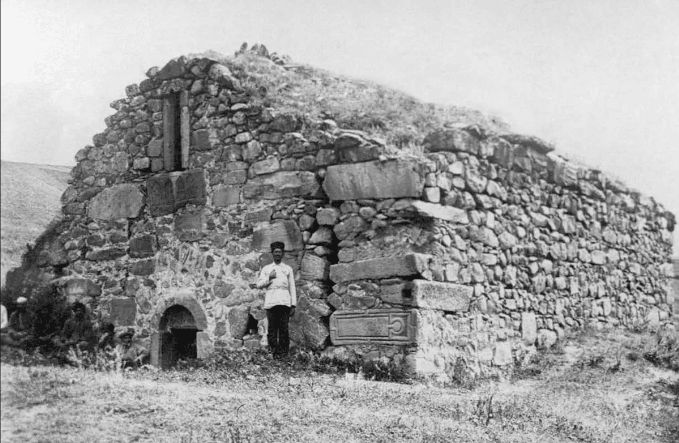 Местный житель селения Шальве у своего жилища, сложенного из камня, 1931 г., Закавказье.png