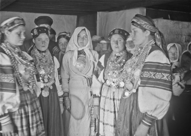 Невеста в окружении подружек..jpg