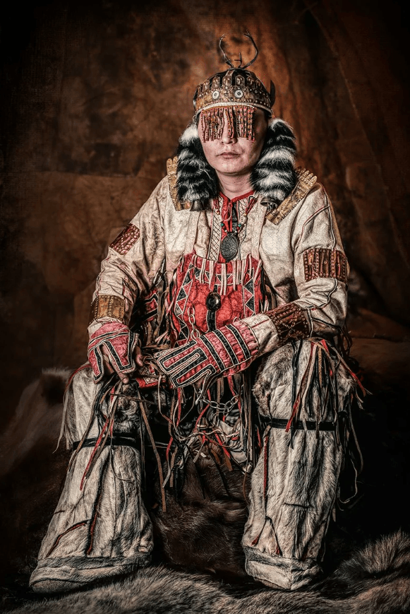 Нганасанский мужчина в шаманской одежде.png