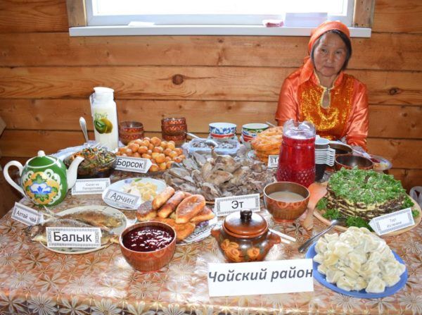 Пища тубаларов для дегустации на празднике, подготовленная Вассой Тихоновной Тахпаевой, директором Центра тубаларской культуры03.jpg