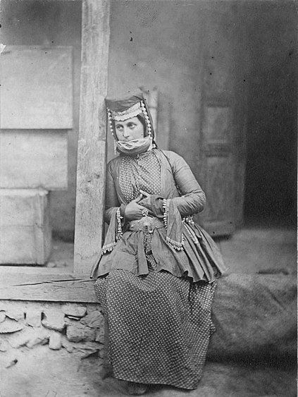 Удинка в традиционном костюме и головном уборе, закрывающем нижнюю часть лица. 1883 год, селение Варташен 1.jpg