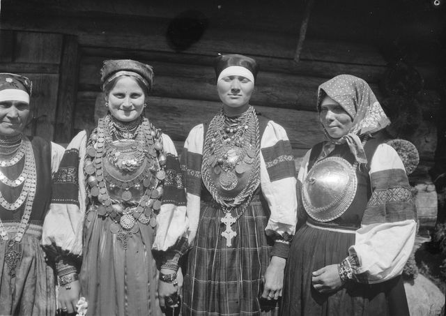 Женщины в традиционных нарядах.jpg