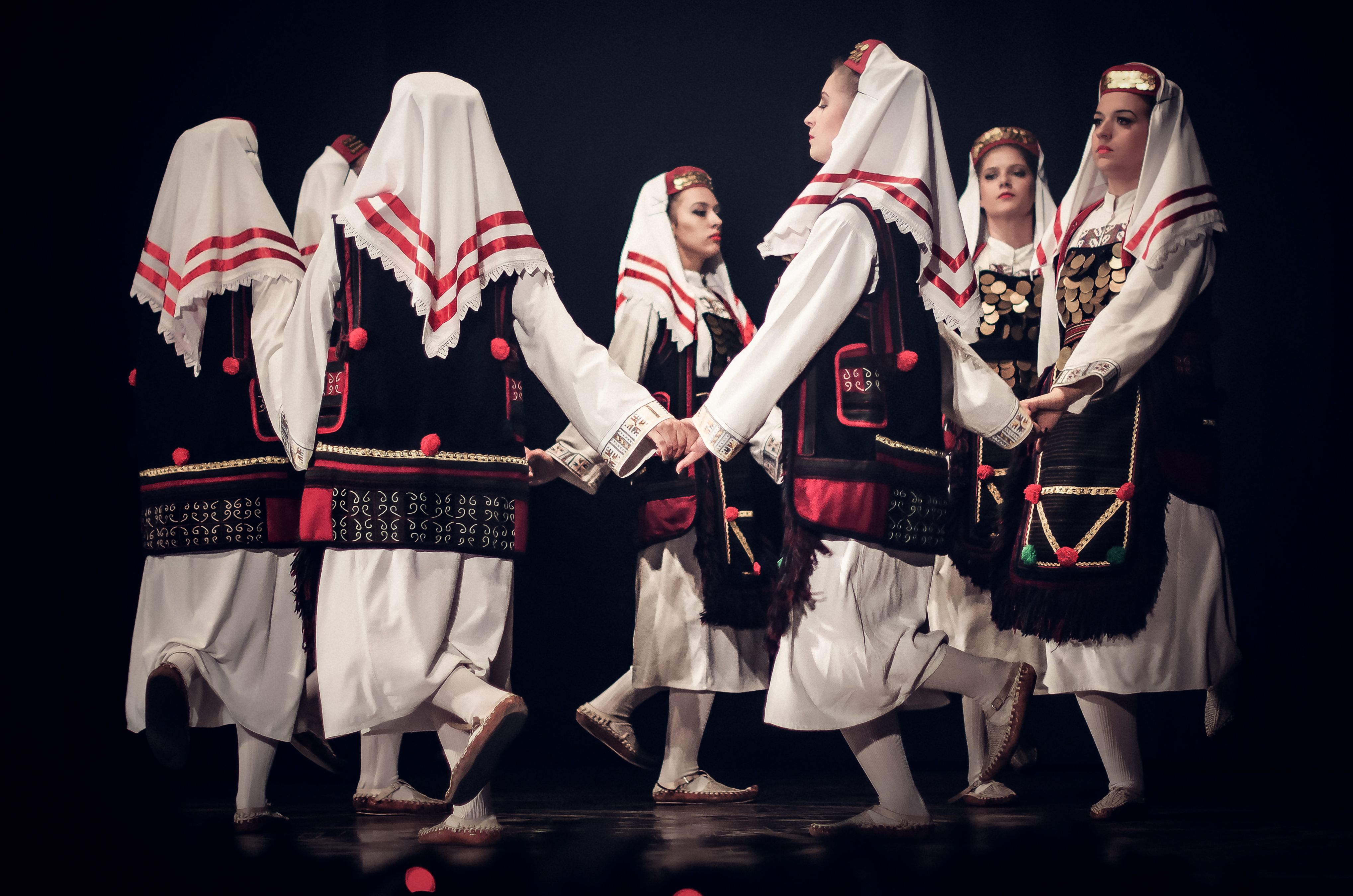 боснийские танцы.jpg