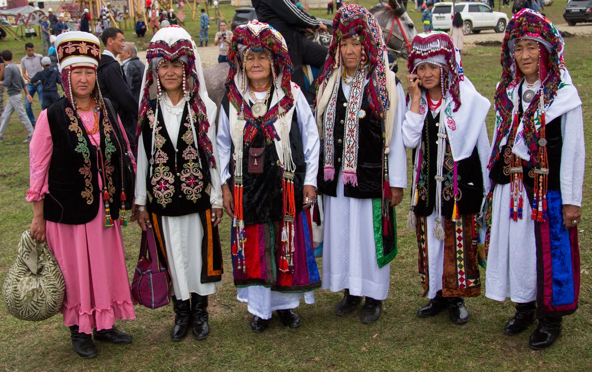 kyrgyzstan_traditional_clothing_world_nomad_games.jpg
