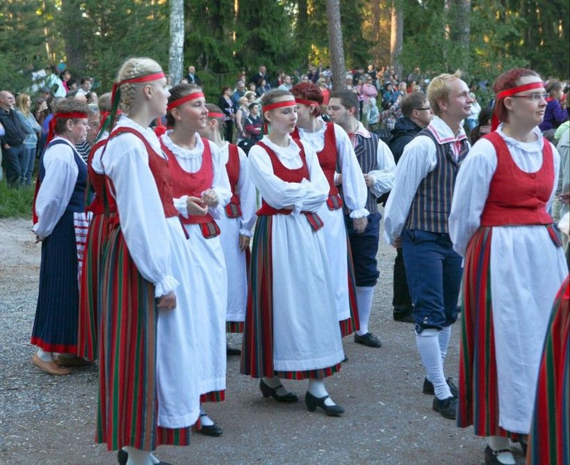 national_costumes_finland-1024x835.jpg